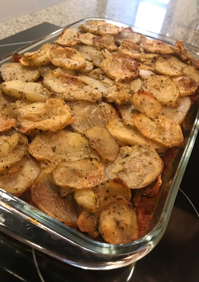 Una foto de Pastel de berenjenas con papas y relleno de salsa de tomate y carne