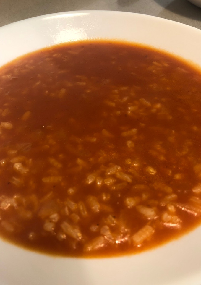 Una foto de Sopa de tomate con arroz