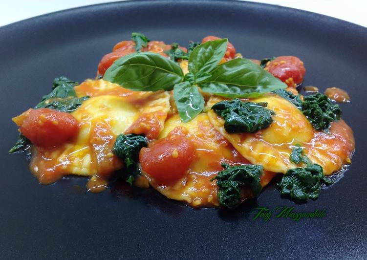 Ricetta Ravioli Con Ripieno Di Burrata E Pesto Di Basilico Con Pomodorini E Erbette Di Tony Mazzanobile Cookpad