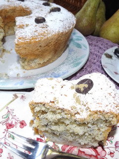 Una foto de Torta de peras con aguardiente y semillas de amapola