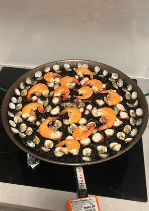 Una foto de Arroz negro con pulpo, gambas y almejas