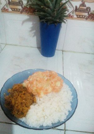 Una foto de Ensalada de zanahoria, pepino, tomate y cebolla