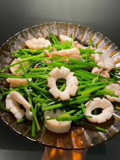 Hình của món Mực xào bông hẹ.