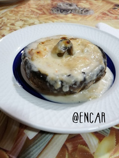 Una foto de Champiñón relleno de crema de gambas
