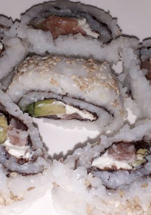 Una foto de Sushi de salmón rosado