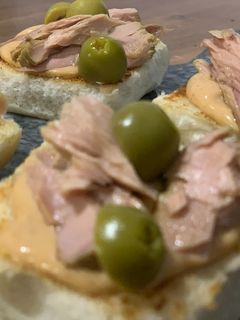 Una foto de Brioche de melva de Andalucía, mayonesa ahumada y aceitunas