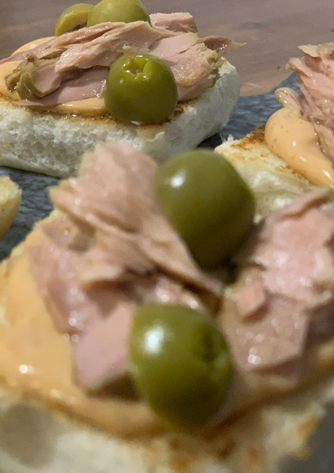 Una foto de Brioche de melva de Andalucía, mayonesa ahumada y aceitunas