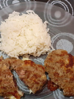 Una foto de Hamburguesas de carne y queso con arroz blanco