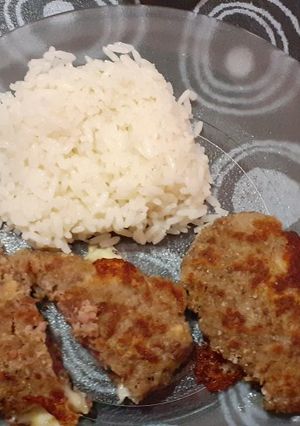 Una foto de Hamburguesas de carne y queso con arroz blanco