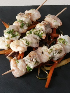 Una foto de Brocheta de rape y langostinos