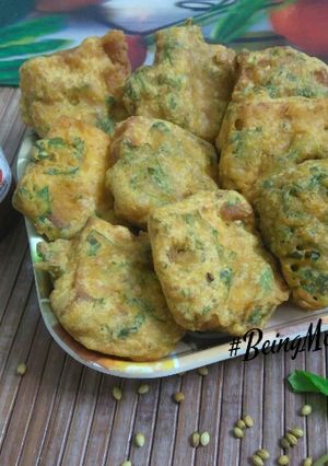 A picture of Mint-coriander bread pakoras.