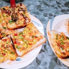 A picture of Bread pizza without Oven.