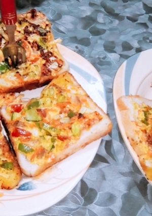 A picture of Bread pizza without Oven.