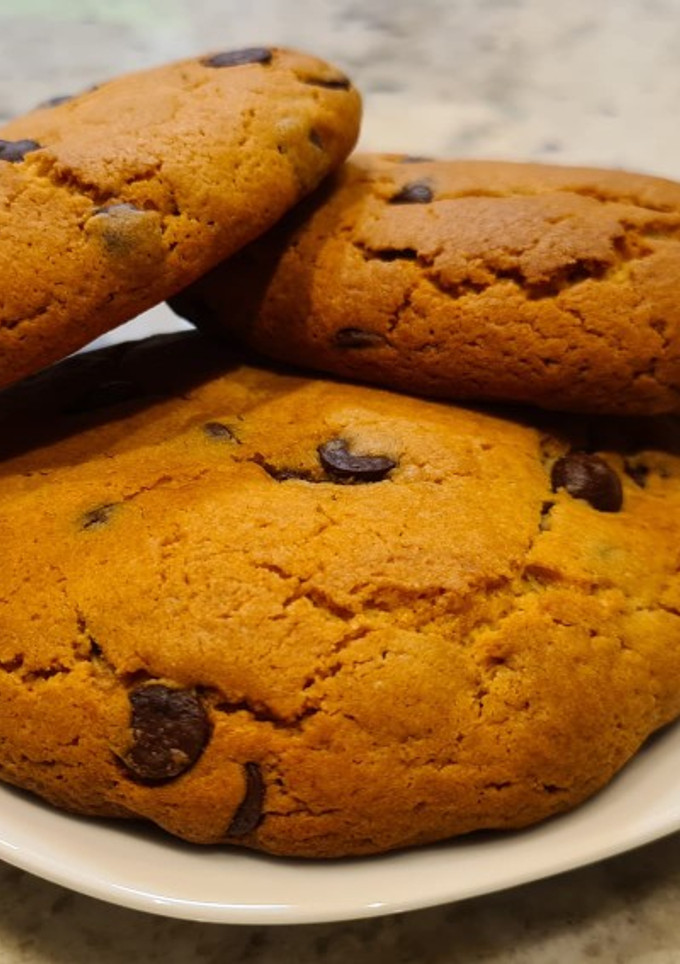 Una foto de Maxi galletas con chips de chocolate rellenas de Nutella
