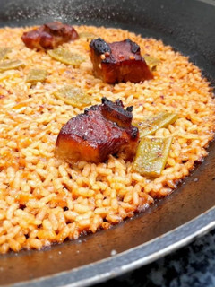 Una foto de Arroz de costillas y judías verdes