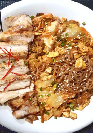 รูปของ เส้นบุกผัดกิมจิหมูกริล
