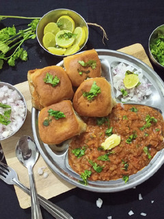 બટર પાઉંભાજી (Butter PauBhaaji Recipe in Gujarati) રેસીપી મુખ્ય ફોટો