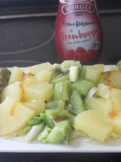 Una foto de Ensalada de frutas con crema balsámica de frambuesas