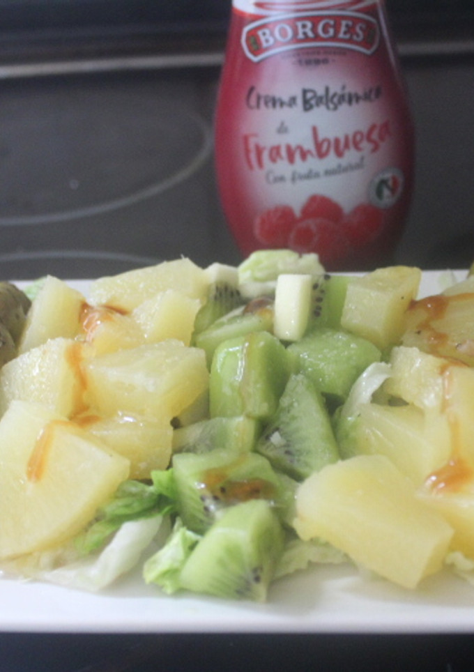 Una foto de Ensalada de frutas con crema balsámica de frambuesas