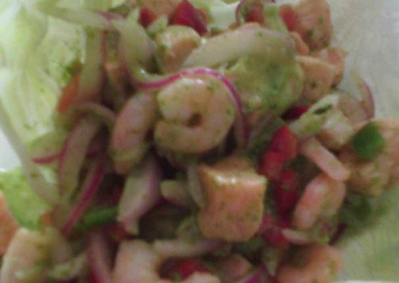 Ceviche de salmón y camarones en salsa de cilantro
