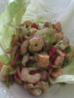 Una foto de Ceviche de salmón y camarones en salsa de cilantro
