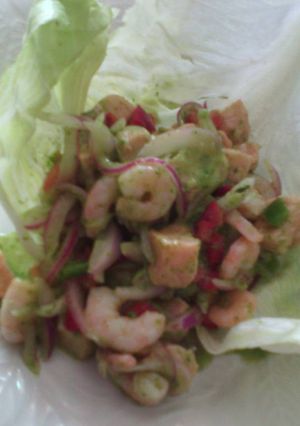 Una foto de Ceviche de salmón y camarones en salsa de cilantro