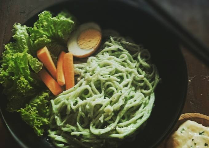 Green Noodles with Cream Cheese Sauce