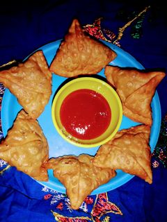 સમોસા (Samosa Recipe In Gujarati) રેસીપી મુખ્ય ફોટો