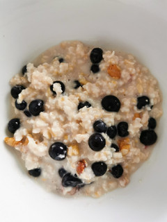 Una foto de Avena con blueberries y nueces (deskfast 1)