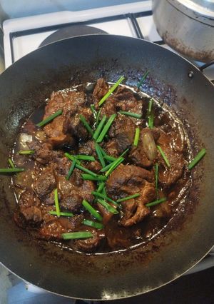 Une photo de Ti côte de porc et haricots rouges à la créole