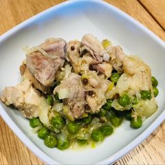 A picture of Ndengu & chicken stew.