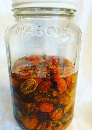 A picture of Oven-Roasted or Sun-Dried Tomatoes in Olive Oil.