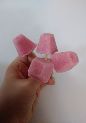 عکسی از دستور توت فرنگی یخی😋🍓