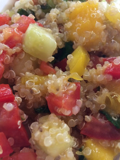 Una foto de Taboule de quinoa con mango y hierbabuena