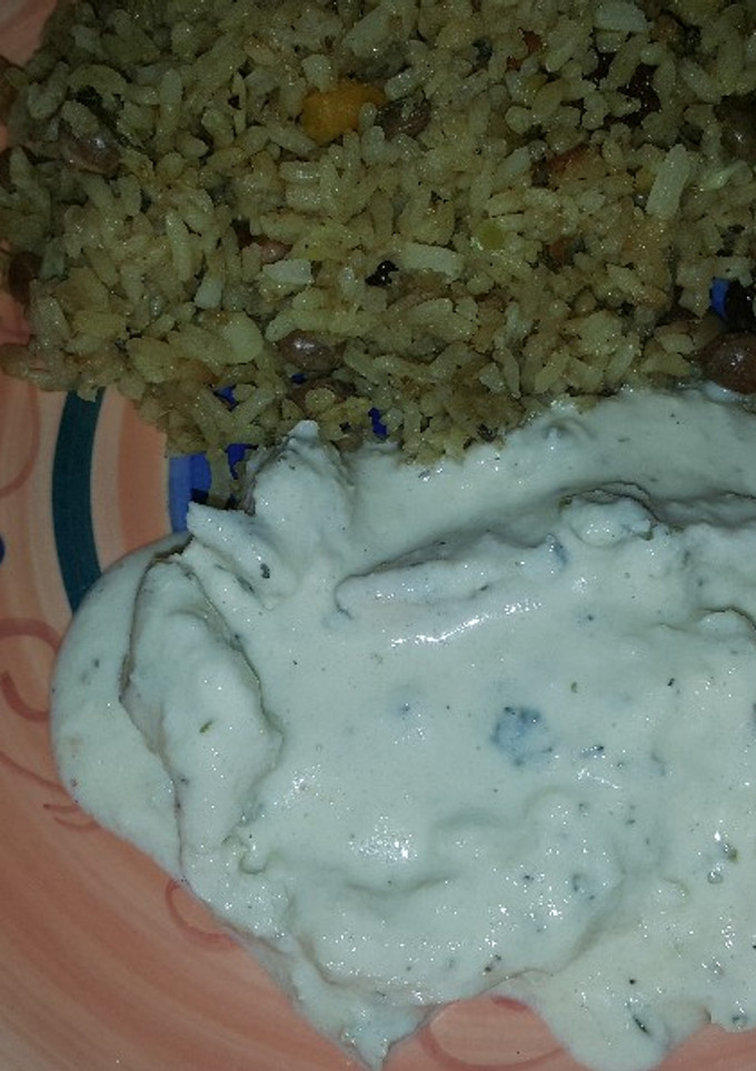 Una foto de Pechuga de pollo en salsa de almendras y vino blanco