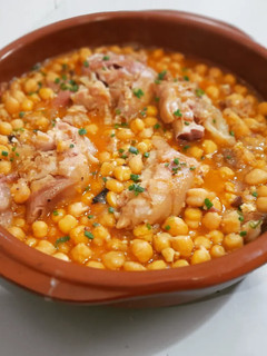 Una foto de Garbanzos con peus de porc y senderuelas