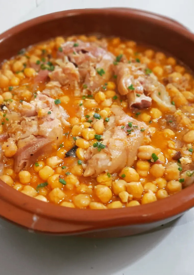 Una foto de Garbanzos con peus de porc y senderuelas