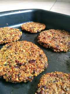 Una foto de Hamburguesas veganas de quinoa y porotos