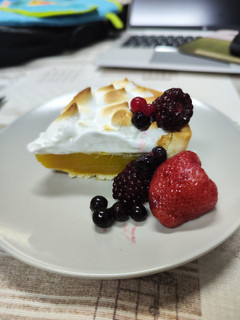 Una foto de Tarta vegana de limón con merengue de lima