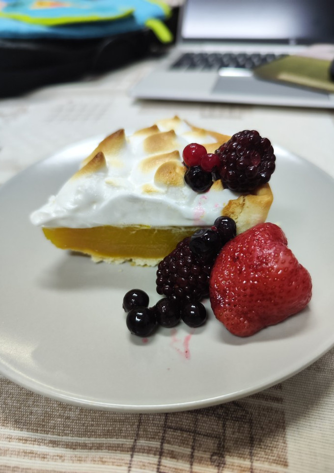 Una foto de Tarta vegana de limón con merengue de lima
