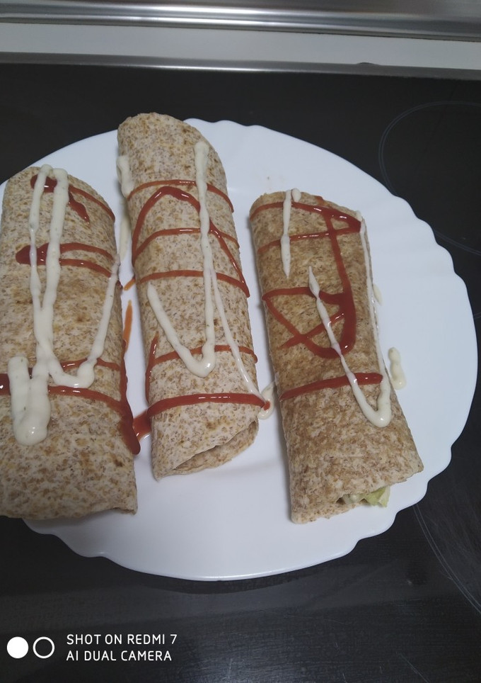 Una foto de Fajitas con verduras y salsa de yogur
