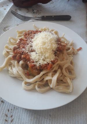 Una foto de Tallarines caseros con salsa de tomate pomarola