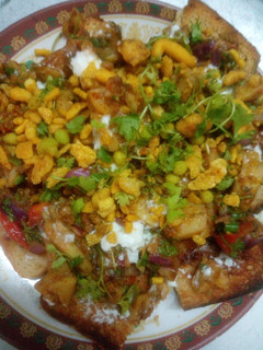 खट्टी मीठी तीखी ब्रेड चाट (Khatti meethi teekhi bread chaat recipe in hindi) रेसिपी मुख्य फोटो