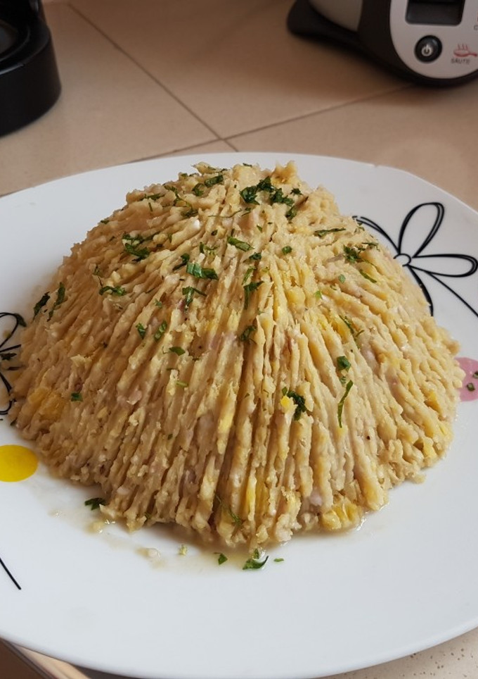 Una foto de Fufu de plátano y malanga con ajo crudo