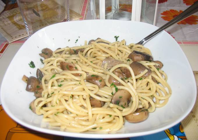 κύρια φωτογραφία συνταγής Σπαγγέτι με λευκή κρασάτη σάλτσα και μανιτάρια