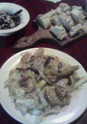 Una foto de Chop suey dorado acompañado de papas rusticas sobre un salteado de berenjenas y cebollas (Brillo de luna)