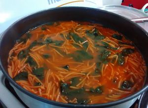 Una foto de Sopa de fideo con espinacas