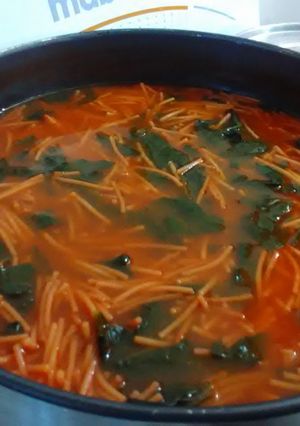 Una foto de Sopa de fideo con espinacas