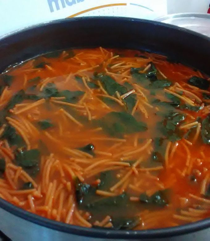Una foto de Sopa de fideo con espinacas