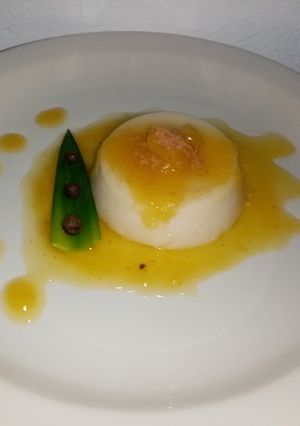 Una foto de Panna cotta de coco con cullis de piña 🍍